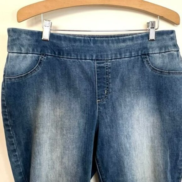 Perfect Stretch by Chico's Size 2 12-14 Light Wash Pull On Denim Jean Capri Capr - Picture 6 of 9